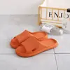 Novo Estilo de Chinelos de Hotel para Casa de Banho Que Parecem Pisar em Merda, Chinelos Domésticos Antiderrapantes de Verão para Homens e Mulheres para Entrega