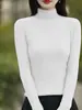 Top básico de algodón acanalado de cuello alto medio para mujer, con rayas verticales adelgazantes, perfecto para usar solo o como capa debajo de un traje o abrigo.
