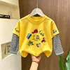 Camiseta infantil de manga comprida, novo estilo 2026, camiseta para meninos, algodão puro, estilosa, pode ser usada como camada externa, blusa falsa de duas peças