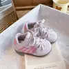 Tênis de Treino Alemão Estampado de Leopardo para Meninas Modelo Novo Outono 2026 Sapatos Casuais de Couro para Bebê Sapatos Individuais Sapatos para Caminhada Infantil Estilo Coreano