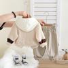 Ropa para niños Traje de otoño para niño Nuevo estilo occidental Suéter de portador estándar para bebé para hombre Primavera y otoño para niños Conjunto de tres piezas estilo coreano