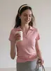 Camiseta de verano rosa única y hermosa de nicho para mujer, con cuello polo, manga corta, corte ajustado y crop top