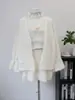 Conjunto de tres piezas de camisola de encaje con retazos y cuello halter, cárdigan de punto y falda, conjunto de suéter estilo suave Otoño e Invierno 2026 para mujer