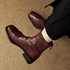 ¡Artículo popular de lujo ligero, ganga de zapatos en Chengdu! Botines de tacón grueso con punta cuadrada estilo británico para mujer, bolso de mano, piel de oveja de capa superior, botines de 4 cm
