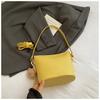Bolso Casual de Nicho para Viajeros con Patrón de Lichi para Mujer 2025 Nuevo Versátil Bolso de Hombro Único Bolso Cubo de Mano Súper Popular