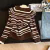 Tricô de Malha Tricotado Estilo Coreano Doce com Renda e Listras, Gola Meia Aberta, para Mulheres Outono e Inverno 2025, Novo Lindo Tricô de Malha