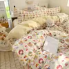 Nuevo juego de ropa de cama de gasa de doble capa con sensación de nube, disponible en un juego de cuatro piezas para dormitorio y un juego de tres piezas para cama individual, que incluye una funda de edredón, una sábana plana y una sábana bajera.