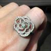 Pendientes de Anillo de Camelia Brillante Cao Shi Diseño Joyería de Lujo Ligero Juego de Anillo de Dedo Elegante de Moda para Mujeres