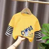 2026 Nova Camiseta Estilosa de Algodão Puro para Meninos, Manga Longa, Solta e Versátil, Camada Base Outono Inverno, Roupa Infantil