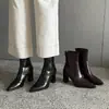 Elegantes, estilizadas y refinadas botas de punta fina ajustadas para el día a día de mujer, Otoño/Invierno 2026, tacón alto grueso, punta fina, botines elásticos de piel de oveja
