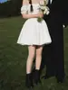 Vestido de novia ligero estilo coreano, vestido corto de tafetán de un solo hombro para fotografía de viajes al aire libre, compromiso y registro, con una falda abullonada y un toque de alta gama