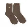 Meias de comprimento médio em fleece coral adorável com bordado dourado em seda para mulheres, meias quentes para casa de outono e inverno, meias de dormir meio aveludadas, atacado