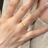 Libro rojo pequeño explosiones anillo de serpiente de oro liso mujeres 2024 nuevo anillo abierto cepillado antiguo una generación de pelo