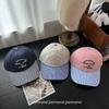 Gorra de béisbol coreana de verano nueva con bordado de letras y ala a cuadros para niños, hombres y mujeres, ideal para combinar con todo, a la moda.