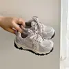 Zapatos deportivos para niños 2026 nueva colección primavera y otoño para niños, zapatillas de correr versátiles antideslizantes con suelas suaves y diseño casual transpirable para niñas pequeñas