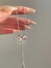 Collar con colgante de mariposa de cristal de fresa para mujer, cadena de clavícula de diseño de nicho de alta calidad de verano, accesorios de temperamento versátiles para uso diario.