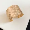 Pulseras anchas de metal únicas y exageradas transfronterizas europeas y americanas, diseño elegante y de alta gama, accesorios de mano de nicho al por mayor