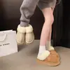 Botas de nieve blancas de suela gruesa que aumentan la altura, pantuflas de algodón para usar al aire libre, nuevo estilo de invierno 2026 para mujer, forradas de felpa, punta cerrada, diseño de pantufla a media altura esponjosa