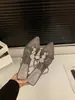 Sandálias de Dedo com Salto Baixo Estilo Coreano Sapatos de Fada para Uso ao Ar Livre Verão 2026 Sandálias Romanas de Strass para Férias