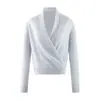 Elegante y versátil, este suéter de cachemira de color liso presenta un diseño de cuello en V cruzado, una estética minimalista y un estilo relajado y sin esfuerzo.. Es un jersey de lana de manga larga perfecto para añadir un toque de sofisticación a tu look