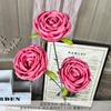 Arranjo de Flores Artificiais de Rosa para Decoração de Salão de Casamento com um Toque Sofisticado, Feito de Flores de Plástico