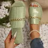 Chinelos Planos Grandes para Uso Externo Feminino 2025, Chinelos de Praia da Moda com Padrão de Crocodilo e Corrente para o Verão, Calçado Requintado para Uso Externo