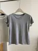 Novo Estilo de Verão~ Camiseta Lisa de Manga Curta Elegante e Slim~ Top de Camiseta Fina de Algodão com Bordado de Letra nas Costas para Mulheres