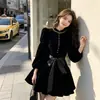 Atuendo de aura poderosa de principios de otoño: vestido de noche de terciopelo negro