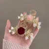 Pinza para el pelo vintage de rosa roja y lirio del valle con mariposa tachonada de diamantes y pinza de tiburón, un sofisticado accesorio para el cabello para crear un recogido elegante, perfecto para novias