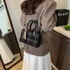 Bolsa Pequena Super Popular para Mulheres, Versátil Outono e Inverno 2025 Nova Bolsa de Ombro Transversal Retrô, Bolsa de Mão Tote Casual Mais Vendida