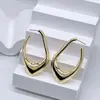 Pendientes Geométricos Irregulares de Oro Vintage, Aros de Metal Mate de Alta Gama de Nicho con un Toque de Lujo Ligero y Estilo Versátil