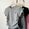 Kr116, Kr117, Camiseta Europea Estampada con Logo de Pony Hombro Derecho Manga Corta Corta 2025 Nueva Ajustada Plisada