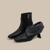 Botas Chelsea estilo Martin com bico quadrado e salto alto para mulheres, novidade outono e inverno 2026, botas de tornozelo estilo britânico vintage, botas finas casuais versáteis com tira de fivela