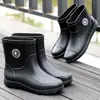 Botas de lluvia elegantes de media pantorrilla para hombre, zapatos de goma de trabajo de invierno, antideslizantes e impermeables, adecuados para uso en la cocina, pesca y como botas de lluvia cortas o zapatos de agua para hombre