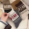 Meias Retrô de Outono Estilo Nórdico Fair Isle com Flocos de Neve para Mulheres, Meias de Cano Médio em Preto, Branco e Cinza, Simples e Versáteis, Meias Longas Estilo College