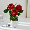 Bonsái de Rosa de Tres Cabezas Artificial en Maceta Flor Artificial Accesorios para Fotografía Flores Artificiales de Boda Adornos para Decoración del Hogar