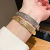 Pulseira com Fivela de Flor em Zircônia Banhada a Ouro Real 18K Luxo Acessível Pulseira de Alta Qualidade Moda Simples Versátil Joia de Mão para Mulheres
