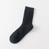 Calcetines de hombre otoño e invierno clásicos a rayas de media pantorrilla para hombre versátiles de color liso algodón calcetines de hombre a rayas verticales en stock