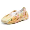 Sapatos com Furos de Coco Tendência yeezy Sandálias Masculinas Verão 2020 Novo Par de Roupas de Fora Sapatos de Praia Antiderrapantes