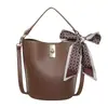 Bolso de comercio exterior para mujer, bolso de cubo de mano retro simple, bolso cruzado de nicho de gran capacidad para el trabajo, bolso de hombro versátil para comercio transfronterizo