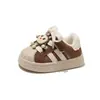 Zapatos Blancos Pequeños con Cabeza de Concha para Niñas Estilo Nuevo de Otoño Zapatos para Niños con Decoración de Dibujos Animados Forrados de Felpa Cálida Zapatos Versátiles de Algodón