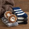 Meias de lã coral para homens de inverno forradas de lã espessadas para casa meias de pelúcia outono e inverno toalha quente para dormir meias de comprimento médio