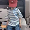 Nova camiseta infantil bordada 2026 verão casual manga curta estilosa listrada solta respirável para meninos e meninas