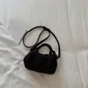 Bolsa de mão quadrada pequena com textura de camurça vintage transfronteiriça para mulheres, nova bolsa de ombro e transversal casual versátil e estilosa de 2026