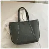 Comércio Exterior Transfronteiriço Mais Vendido 2026 Nova Bolsa de Ombro Retro com Tachas para Estudantes Universitários, Bolsa Tote de Grande Capacidade para o Dia a Dia