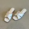 Chuyuji Chinelos quadrados de bico fino estilo francês para mulheres, para uso externo no verão, de salto baixo, chinelos de praia estilo resort