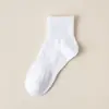 Calcetines de hombre desodorantes absorbentes de sudor primavera y otoño cuatro estaciones calcetines de algodón calcetines deportivos para mujer al por mayor