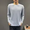 Camiseta masculina de manga comprida, estilo retrô americano minimalista, listras verticais, corte relaxado, nova coleção de outono, top casual e confortável