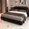 Cama de casal vintage em couro encerado a óleo, cama de casal para quarto principal estilo meados do século, design de chão, estrutura de cama resistente, cabeceira estofada, cama grande