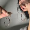 Aretes de Aro Liso Ola Plateada para Mujer, Lujo Ligero, Frescos y Sofisticados, Diseño Simple de Espiral Antimosquitos, Clips para Orejas sin Perforar